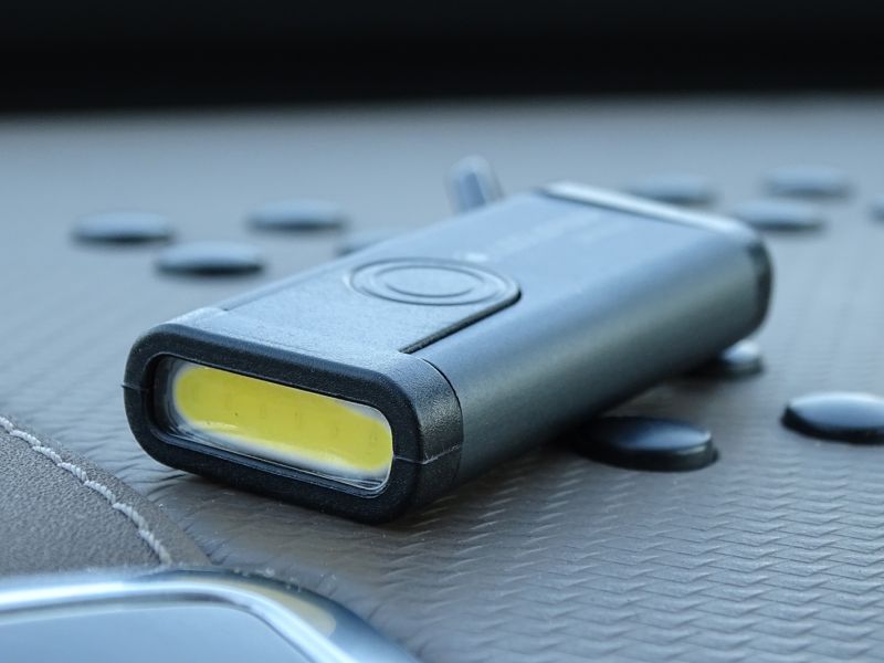 Tvarově povedená svítilna Ledlenser K4R je sice přívěšek, ale tělo má vyrobené z tvrzeného hliníku.