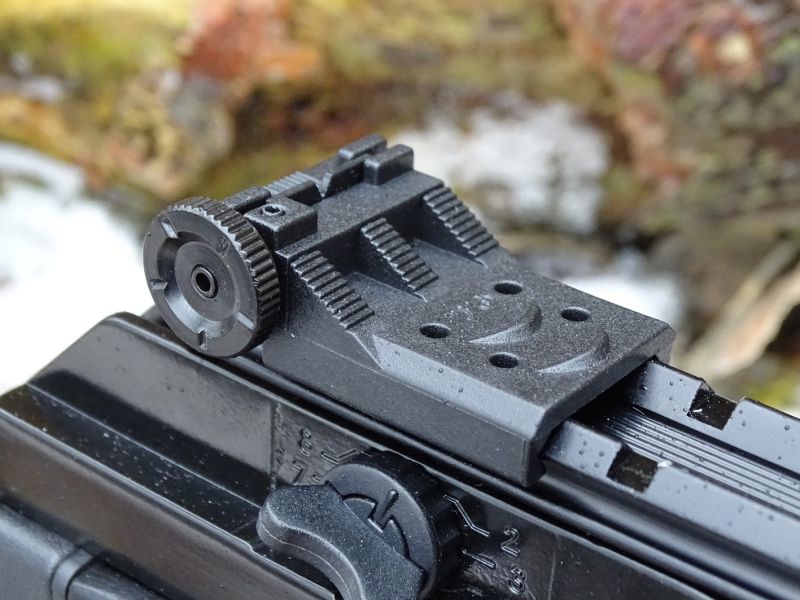 Hledí je přeci jen konstrukčně složitější a je stranově stavitelné. Výškově jej můžeme regulovat pomocí mechanického náklonu optiky.