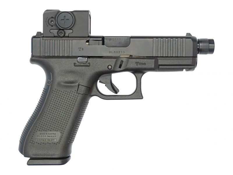Prohlédněte si pistoli Glock 45 v provedení MOS a s prodlouženou hlavní. Vlevo pohled z pravé strany, kde je velmi pěkně vidět pravý ovladač záchytu závěru. Vpravo pak levá strana pistole. Asi nejpatrnějším příslušenstvím je na těchto vyobrazeních velmi pěkně vidět elektrooptický zaměřovač Aimpoint přichycený za pomoci montáže k ocelovému závěru pistole.