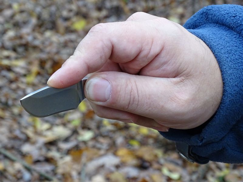 Úchopů je, jak je vidět, celá řada. Opravdu jde o ergonomicky povedený taktický nůž téměř nezničitelné konstrukce.