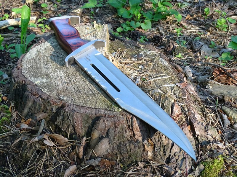 Celkový pohled na pobočníka hlavního představitele nůž RAMBO III. Je opět ještě masivnější než nůž ze dvojky. Designově nahrazuje dravost a agresivitu dvojky, u trojky spíše velikost a majestátnost. Nicméně noži v žádném případě není ubráno nic z jeho vlastnosti udivovat diváka a vhánět strach do srdcí nepřátel...