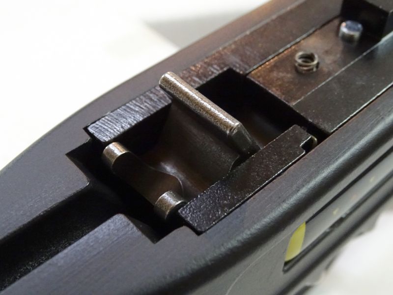 Inovovaný spoušťový mechanismus – zde detail záchytného „ořechu“ tětivy před natažením kuše.