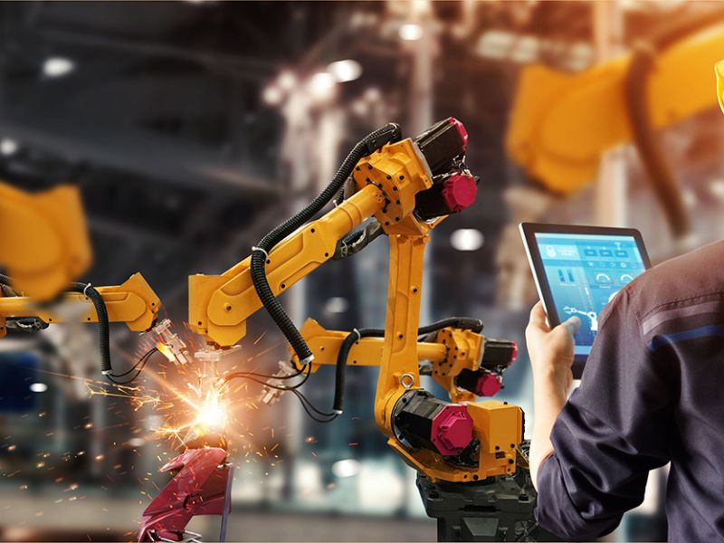 Na tomto místě ještě člověk ovládá roboty. Jak tomu ale bude za pár desítek let, to je jen těžké odhadnout. Je ale docela dost možné, že se budeme dívat na podobný obrázek, jen tomu bude naopak – robot bude ovládat člověka.