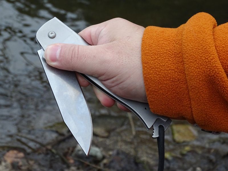 „Křováčka“ otevřete pokud je to potřeba i za pomoci pouze jedné ruky. Opěrný „červík“, jak již bylo řečeno lze namontovat i pro ovládání levou rukou.