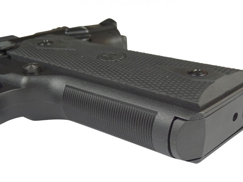 Polymerový rám zbraně v provedení 22/45 imituje rukojeť známé a střelci oblíbené pistole Colt 1911. Rám je příjemně zdrsněn nejen na svých střenkách, ale také na přední a zadní části rámu. Oproti klasické rukojeti Rugeru mi přijde toto řešení mnohem příjemnější a jistější.